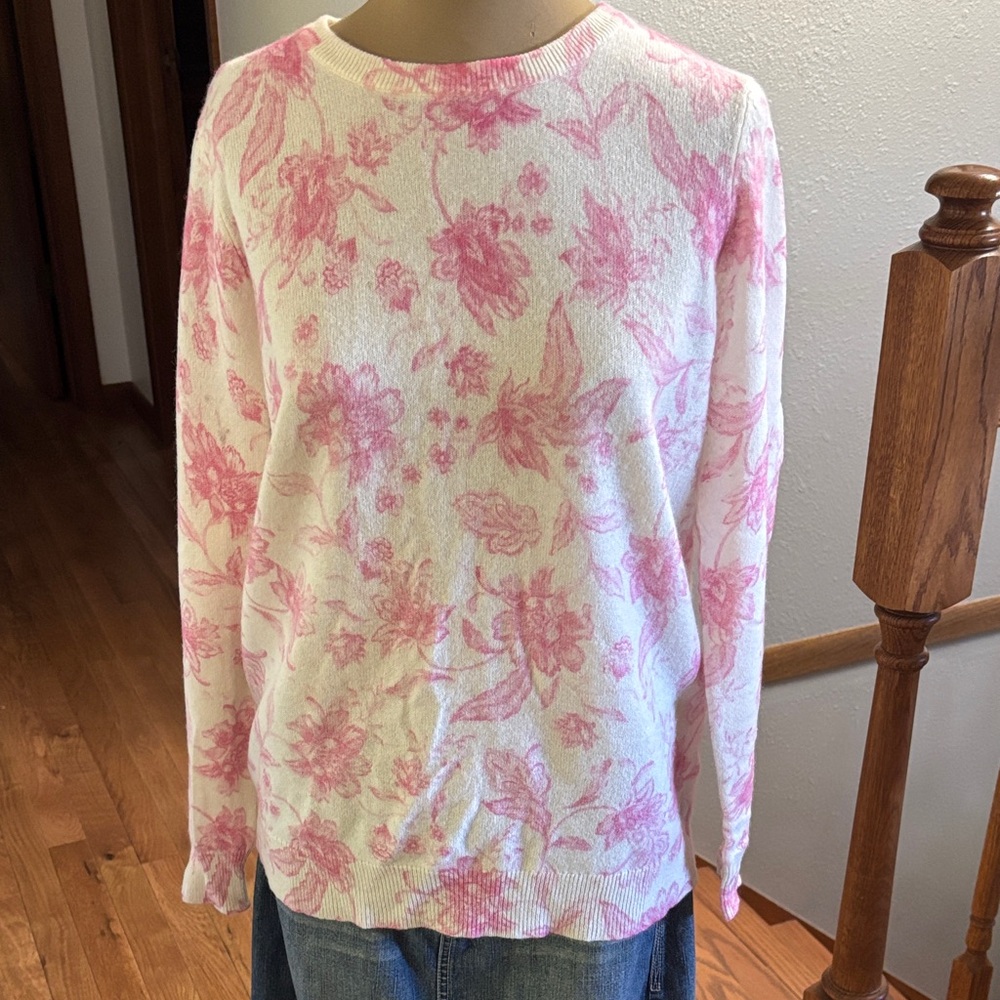 Bloomingdale's Pink and White Floral cashmere sweater. Size Large
